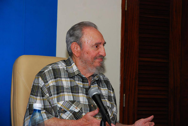 Fidel Castro appears again, warns of war