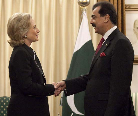 Clinton woos Pakistan on security, aid
