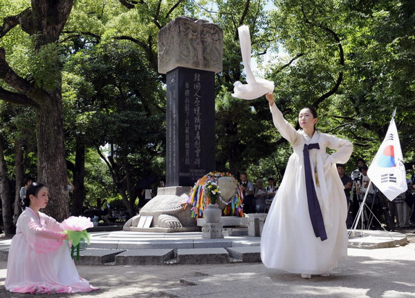 Hiroshima holds A-bomb memorial, US attends