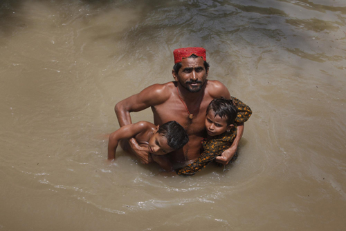 Pakistan navy travels far to reach flood victims