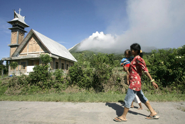 Indonesia on red alert after volcano erupts