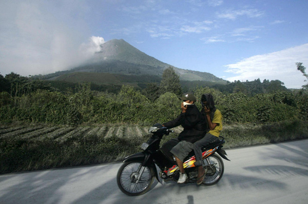 Indonesia on red alert after volcano erupts