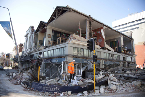 Gales, aftershocks shake quake hit New Zealand city