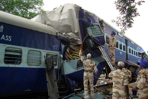 Train crash kills 21 in central India