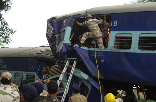 Train crash kills 21 in central India