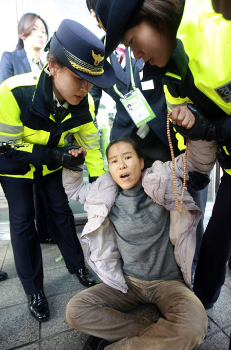 S. Korean tries to set herself on fire near G20