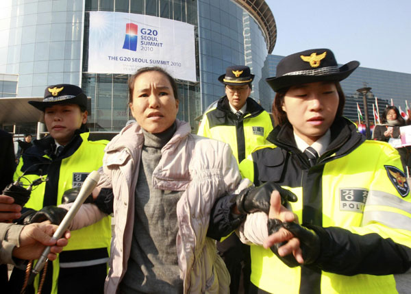 S. Korean tries to set herself on fire near G20