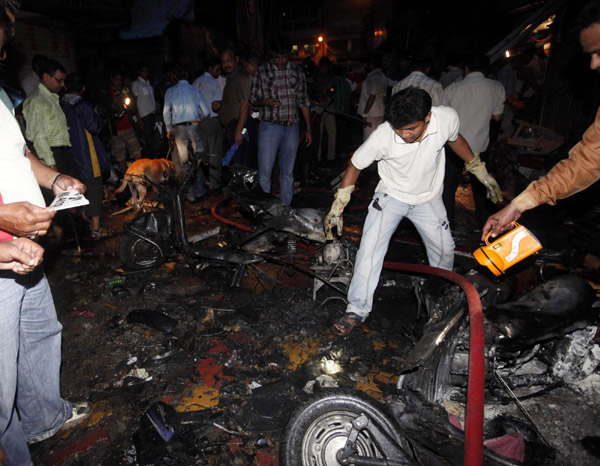 3 Mumbai bombings minutes apart kill 21