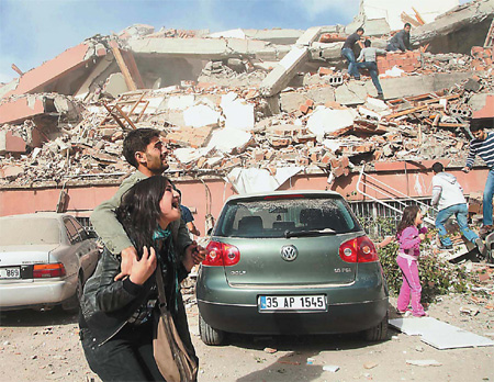 1,000 feared dead after huge quake hits Turkey