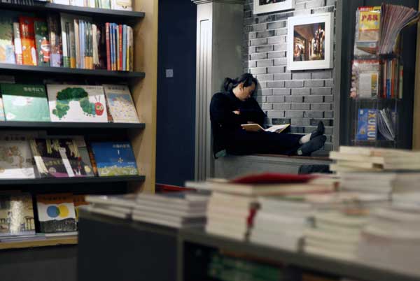 Homeless sleeping in Shanghai's all-night bookstore get mixed reaction from readers