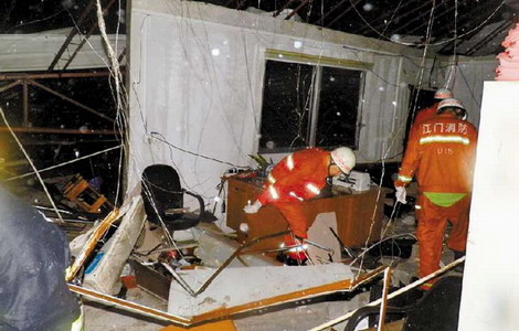 Tornado leaves path of destruction in Jiangmen