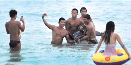 Dolphin dies, swimmers blamed