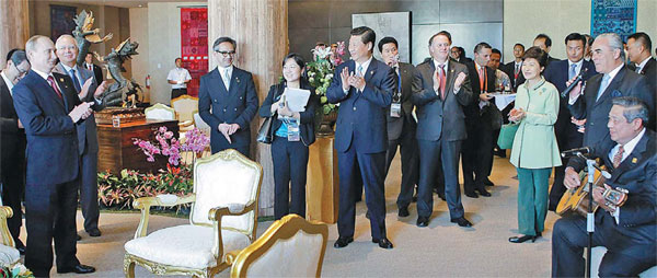 APEC 'should take lead' in FTA talks