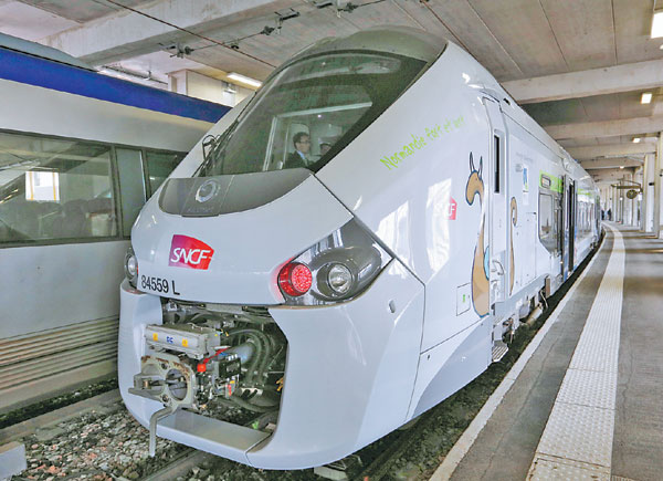 2,000 trains too wide for platforms, French rail company says