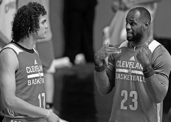 Varejao's homecoming upstages LeBron