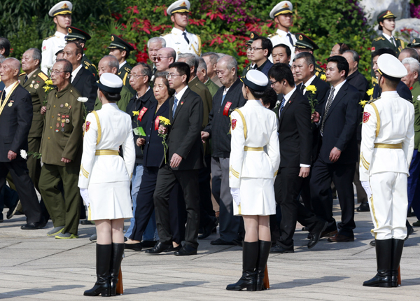 Country observes Martyrs' Day at Tian'anmen Square