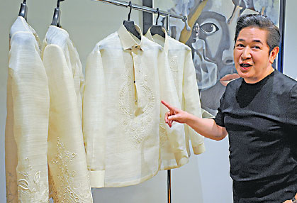 President dons traditional Philippine attire