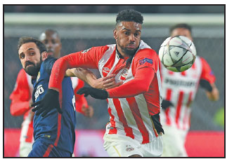 Shorthanded PSV holds on against Atletico