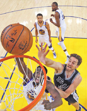 Warriors wallop punchless Spurs