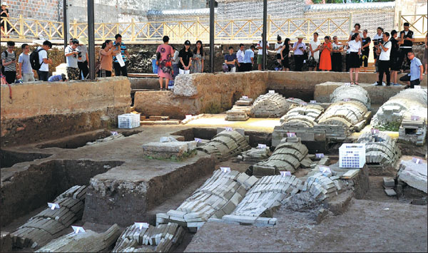 Playwright Tang Xianzu's tomb found in East China