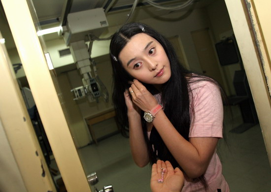 Fan Bingbing confronts cosmetic rumors at hospital