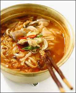 Spicy noodle soup with bean sprouts