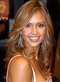 Jessica Alba feels naked without her handbag