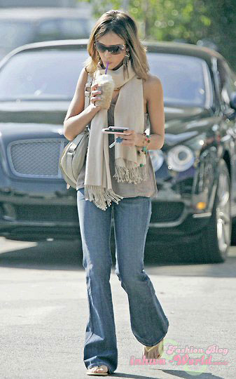 New style: Celebs toting coffee cup