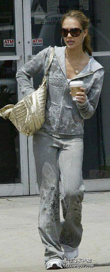 New style: Celebs toting coffee cup