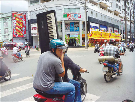 Saigon sight-seeing by bike