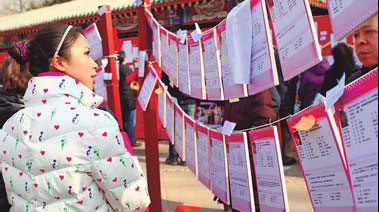 Praying for love at temple fairs