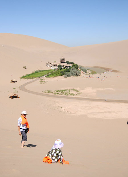Wonderful scenic spots in Dunhuang attract more tourists