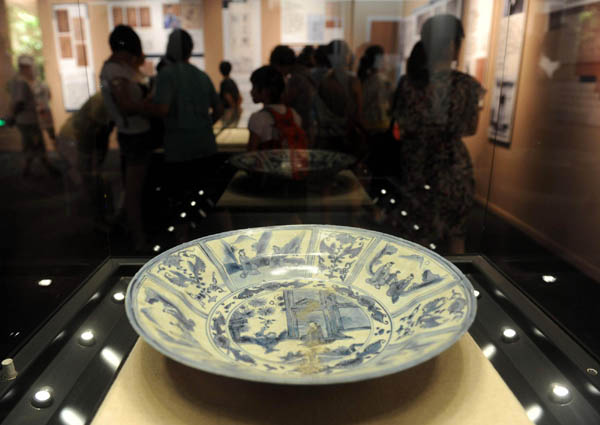 Ming relics exhibited in Beijing