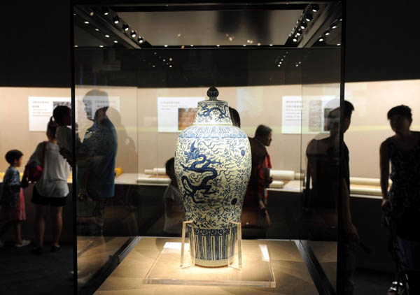 Ming relics exhibited in Beijing