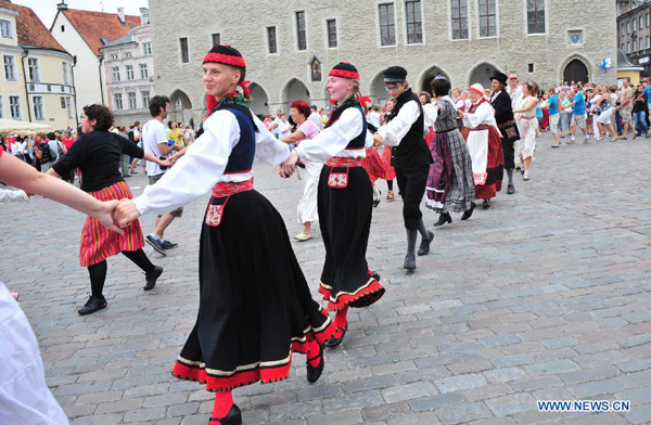 Enjoy folk dance in Estonia