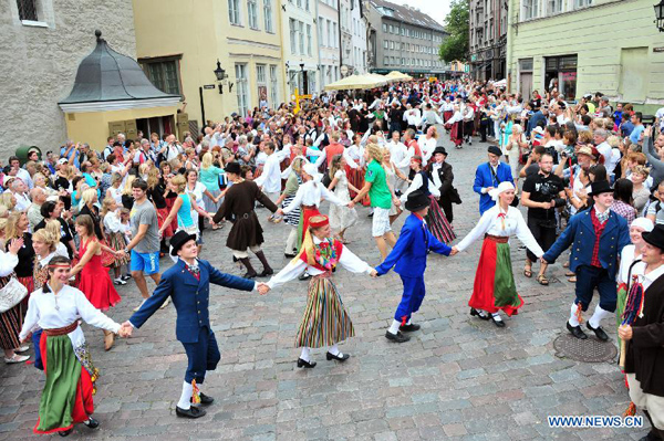 Enjoy folk dance in Estonia