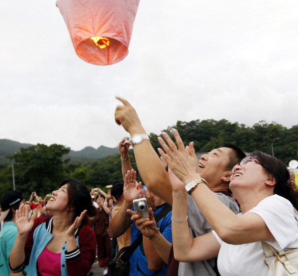 Lanterns lit to celebrate Mid-Autumn