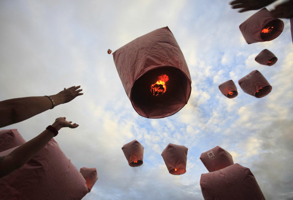 Lanterns lit to celebrate Mid-Autumn