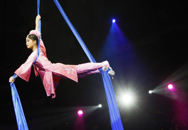 Circus artists rehearse 'Fenmo'