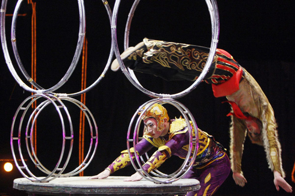 Circus artists rehearse 'Fenmo'