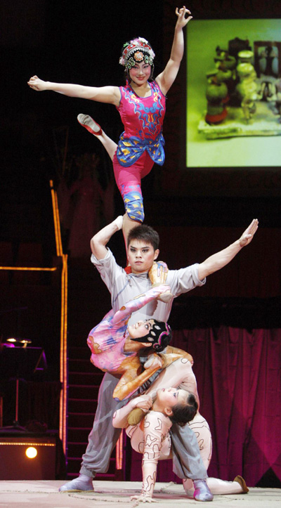 Circus artists rehearse 'Fenmo'