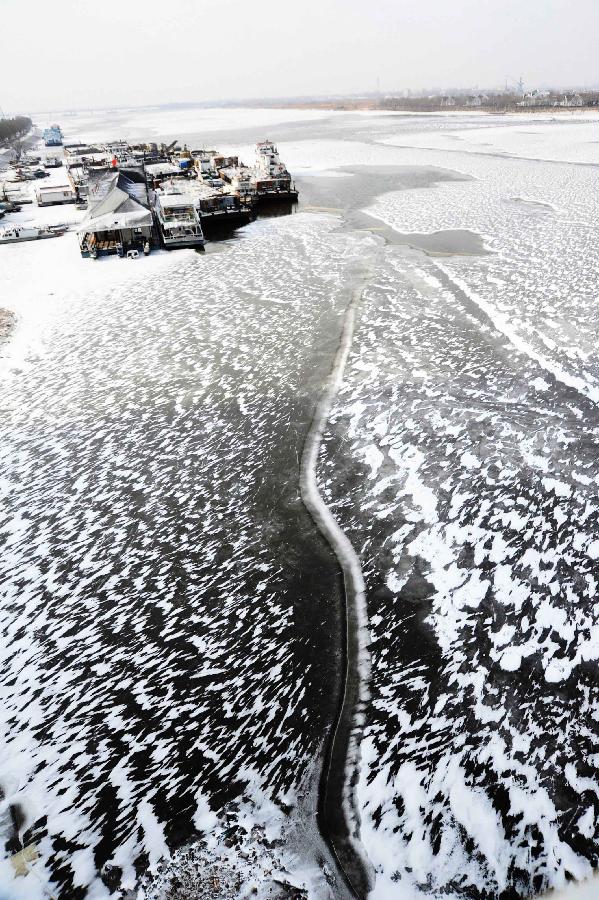 Songhua River section of Harbin begins freezing up