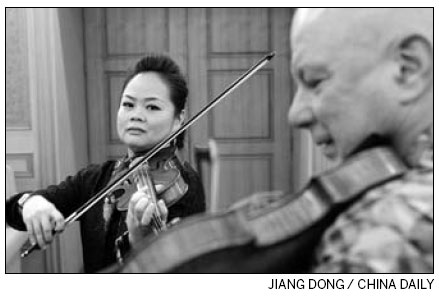 Young violinists play string thing