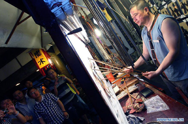 Shadow play staged in Chengdu