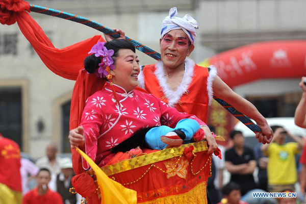 Folk artists perform for citizens in Taiyuan