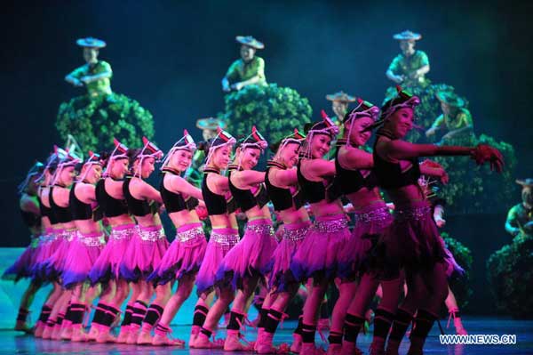 Artists perform epic dance in Beijing