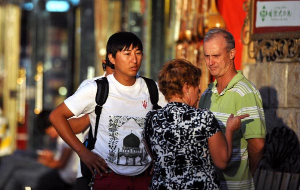 Int'l Grand Bazaar attract tourists in Xinjiang