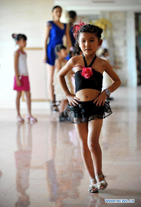 Children take model training sessions in Haikou