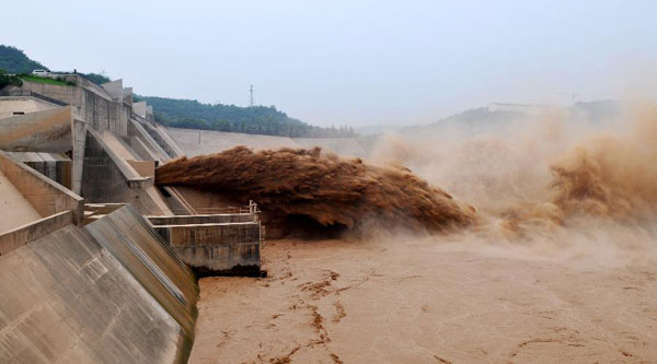 Tourists visit Xiaolangdi Reservoir on Yellow River