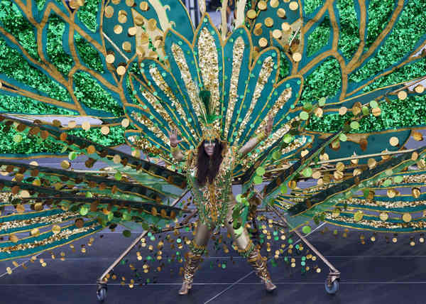 Dressed-up perfromance in Toronto Caribbean Carnival